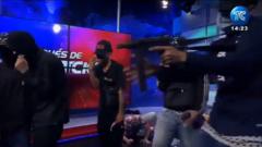 homens-armados-invadem-estudio-de-tv-do-equador-e-rendem-jornalistas-ao-vivo
