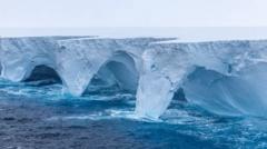 as-impressionantes-cavernas-abertas-por-derretimento-no-maior-iceberg-do-mundo,-que-pode-desaparecer