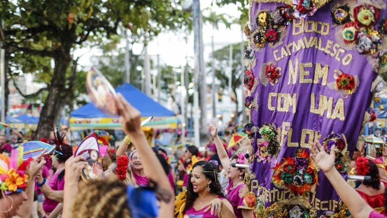 bloco-nem-com-uma-flor-promove-campanha-para-arrecadar-kits-de-higiene