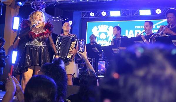 brilho-e-frevo:-nena-queiroga-encanta-o-baile-municipal-do-jaboatao-com-uma-noite-inesquecivel
