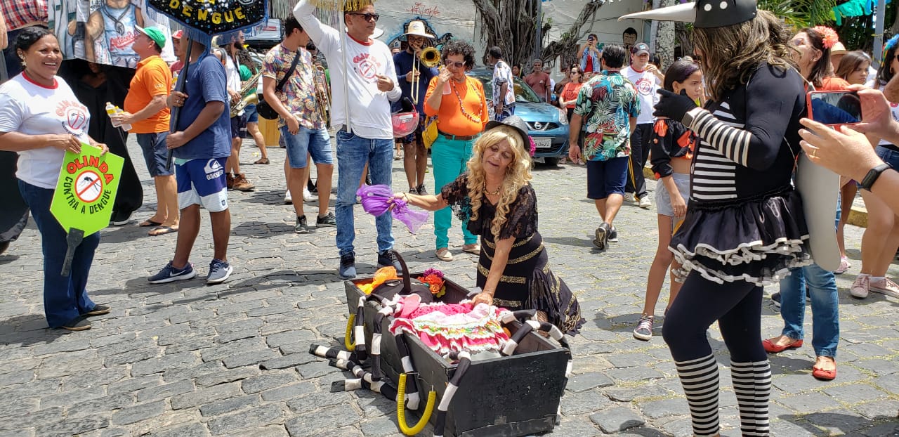 bloco-“o-enterro-do-mosquito-aedes”-orienta-contra-arboviroses-na-folia-de-olinda