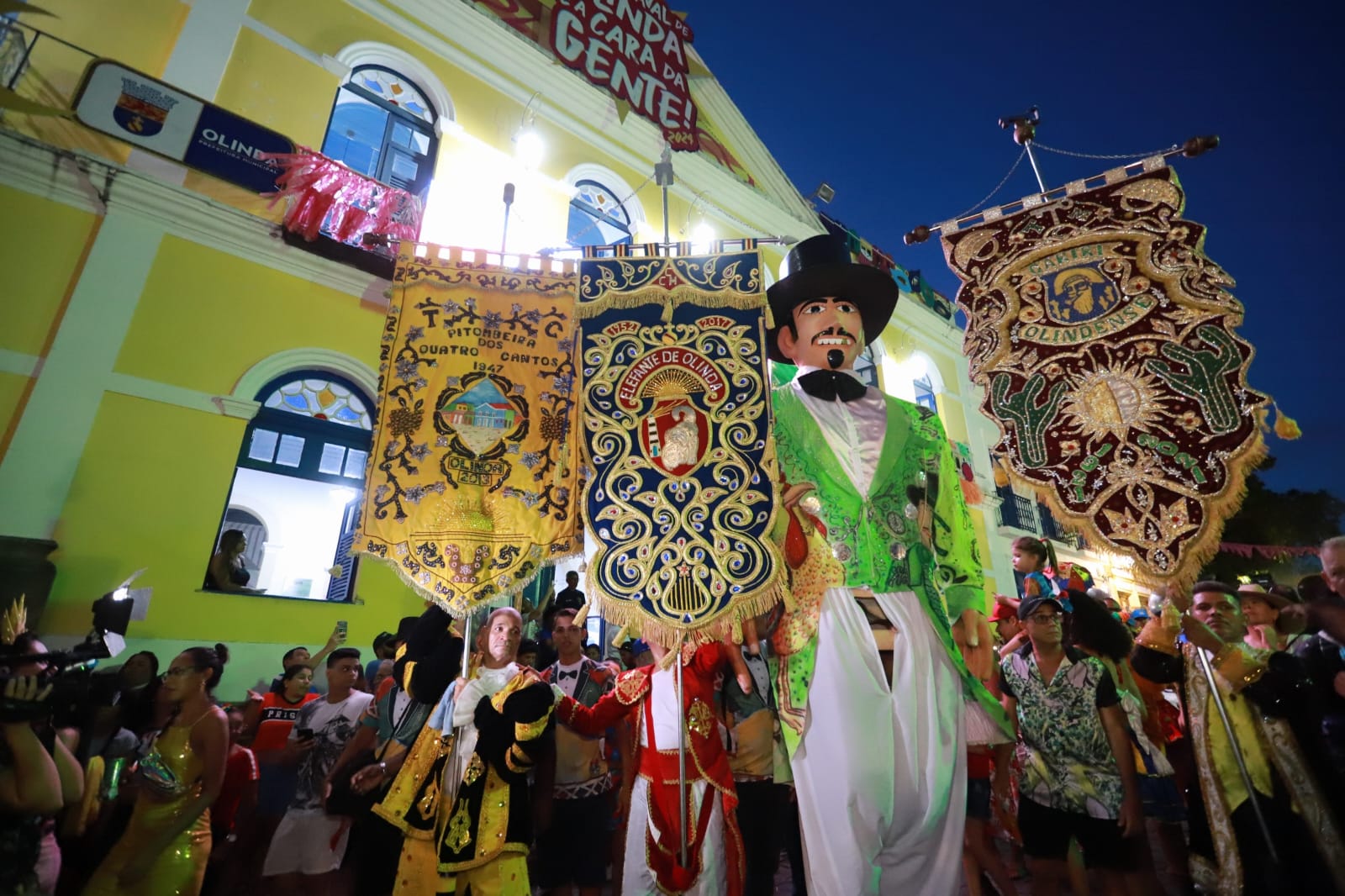 e-oficial!-carnaval-comeca-em-olinda-com-praca-do-carmo-lotada-de-folioes