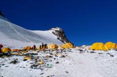 monte-everest:-por-que-alpinistas-terao-que-levar-suas-proprias-fezes-na-descida-da-montanha