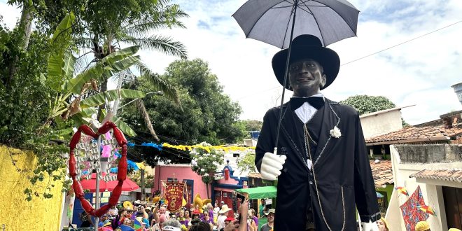 carnaval-de-olinda:-troca-do-lorde-leva-elegancia-e-tradicao-em-dia-de-homenagem