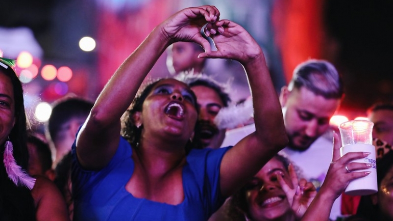 na-cadencia-do-samba,-marco-zero-tem-noite-inesquecivel-de-carnaval