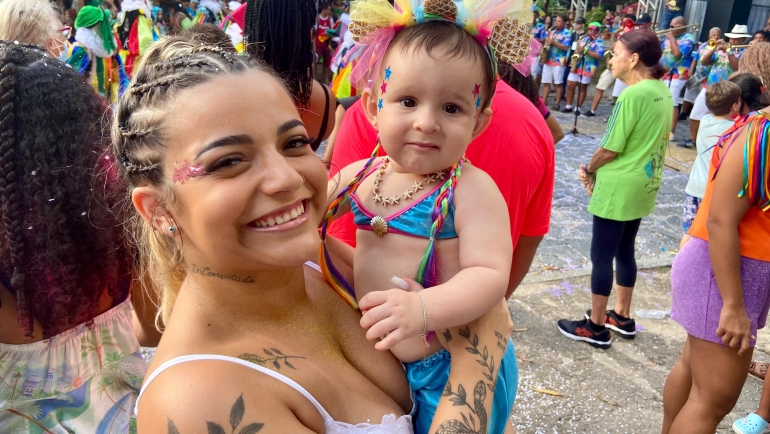 folioes-mirins-se-jogam-no-carnaval-durante-a-abertura-dos-polos-infantis-do-recife