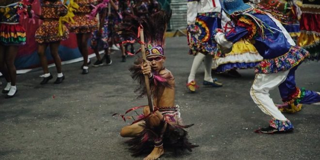 escolas-de-samba-desfilam-cultura-e-tradicao-no-polo-das-agremiacoes