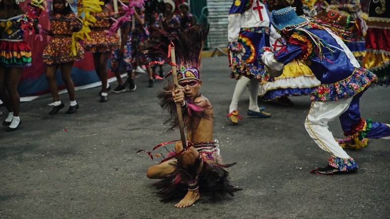 escolas-de-samba-desfilam-cultura-e-tradicao-no-polo-das-agremiacoes