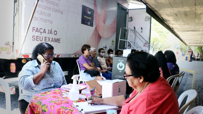 no-mes-da-mulher,-recife-oferece-de-2,8-mil-exames-no-mamografo-movel