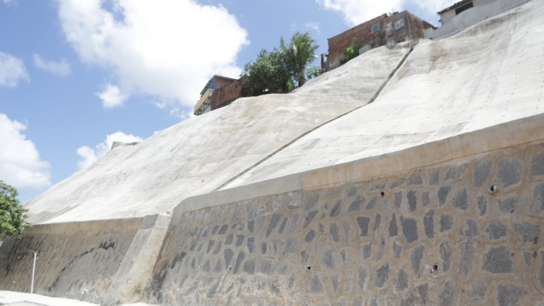 prefeitura-do-recife-entrega-obra-de-contencao-de-encosta-na-linha-do-tiro