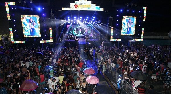 mesmo-sob-forte-chuva,-mais-de-10-mil-pessoas-prestigiam-a-primeira-noite-da-festa-da-pitomba-em-jaboatao-dos-guararapes