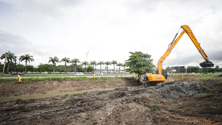 prefeitura-do-recife-avanca-com-acao-de-limpeza-do-canal-sao-leopoldo