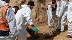 o-que-se-sabe-sobre-as-covas-coletivas-encontradas-em-hospital-de-gaza