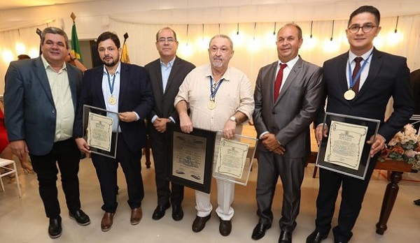 jose-adilson,-otavio-figueiroa-e-tiago-henrique-recebem-homenagens-em-jaboatao-centro