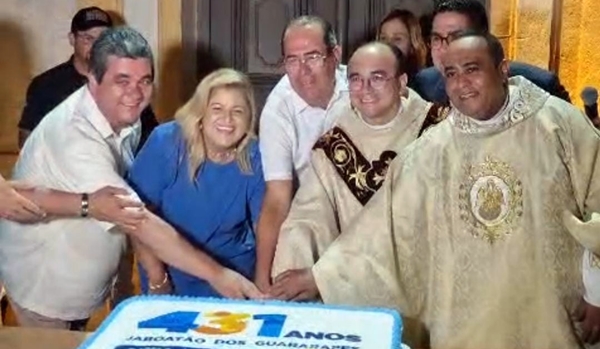 video:-inicio-de-noite-em-jaboatao-centro-tem-corte-de-bolo-para-celebrar-os-431-anos-da-cidade