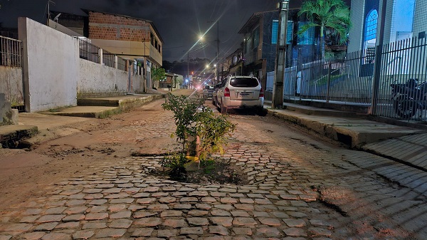 buraco-na-rua-garanhuns-em-santo-aleixo-prejudica-trafego-e-acesso-a-igreja-evangelica.-veja-o-que-diz-a-prefeitura