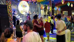 publico-prestigia-abertura-do-novo-arraial-da-avenida-rio-branco,-no-bairro-do-recife