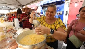 primeira-dama-andrea-medeiros-aprecia-o-i-festival-do-milho-da-agricultura-familiar-em-jaboatao-dos-guararapes