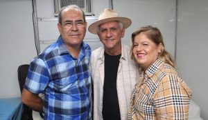 prefeito-e-primeira-dama-posam-com-petrucio-amorim-na-abertura-do-sao-joao-em-jaboatao