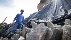 prefeitura-do-recife-executa-obra-de-contencao-de-encosta-no-ibura
