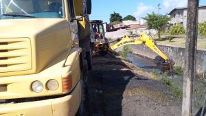 prefeitura-de-olinda-realiza-servico-de-limpeza-de-canais