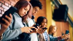 as-novas-leis-que-tentam-tornar-redes-sociais-menos-viciantes-para-criancas-e-adolescentes