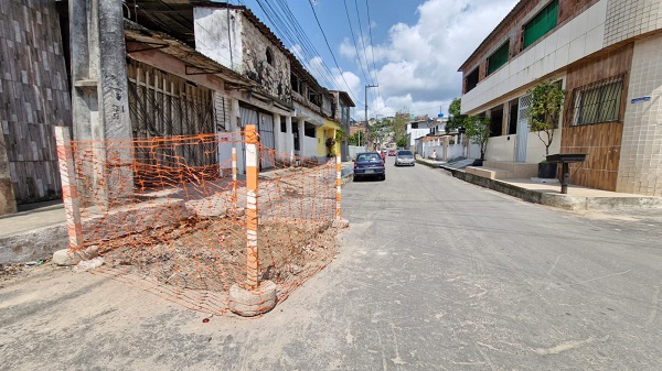 rua-recem-asfaltada-em-santo-aleixo-e-danificada-por-obras-da-compesa