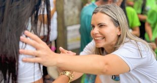 durante-caminhada-no-centro-da-cidade,-clarissa-tercio-diz-que-e-“a-esperanca”-para-jaboatao,-“a-mulher-que-veio-para-fazer-a-mudanca”