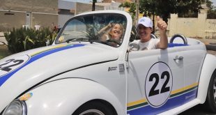 anderson-ferreira-e-izabel-urquiza-desfilam-com-fusca-22-pelas-ruas-de-olinda