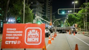 prefeitura-do-recife-instala-novos-porticos-semaforicos-na-avenida-boa-viagem