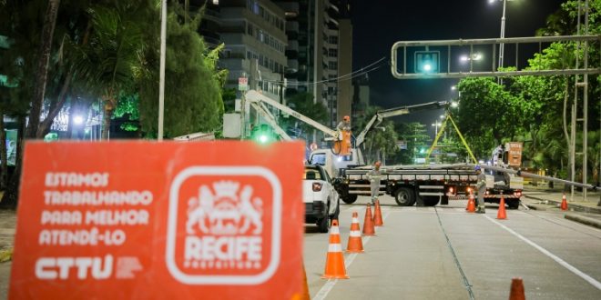 prefeitura-do-recife-instala-novos-porticos-semaforicos-na-avenida-boa-viagem