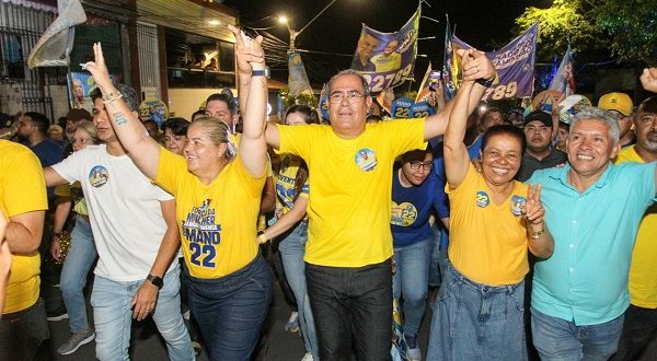 video:-mano-medeiros-atrai-multidao-em-caminhada-pelo-centro-de-jaboatao