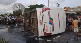 Colisão entre caminhão-pipa e ônibus deixa oito pessoas feridas na PE-15, em Paulista