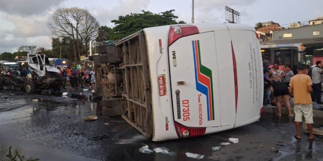 Colisão entre caminhão-pipa e ônibus deixa oito pessoas feridas na PE-15, em Paulista