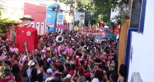 Com atos no Recife e desfile de agremiações em Olinda, apoiadores de Lula vão às ruas pelo país
