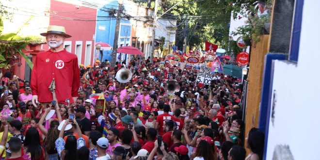 Com atos no Recife e desfile de agremiações em Olinda, apoiadores de Lula vão às ruas pelo país