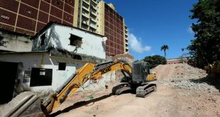 Começa última etapa da demolição de edifício abandonado na Rua da União, no Recife