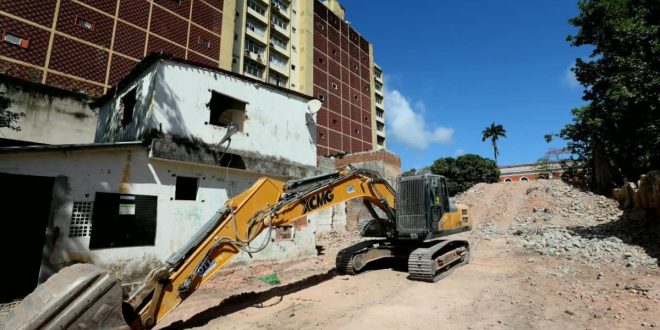 Começa última etapa da demolição de edifício abandonado na Rua da União, no Recife