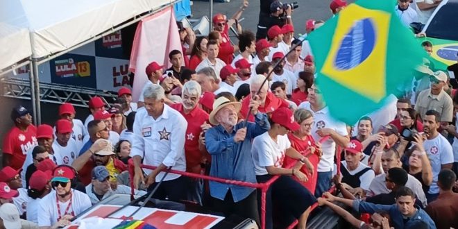 De volta a Pernambuco, Lula critica Flávio Bolsonaro e reforça promessas de campanha