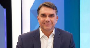 Eleições 2026: Flávio Bolsonaro comanda 'Bloco do 22' em Vitória e Salvador na reta final da campanha