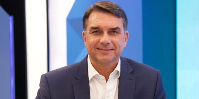 Eleições 2026: Flávio Bolsonaro comanda 'Bloco do 22' em Vitória e Salvador na reta final da campanha