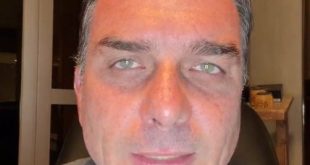 Em live, Flávio Bolsonaro diz que deixou o Brasil para seguir "tendo uma voz ativa" e prometeu "exercer a liderança" bolsonarista