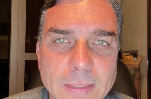 Em live, Flávio Bolsonaro diz que deixou o Brasil para seguir "tendo uma voz ativa" e prometeu "exercer a liderança" bolsonarista