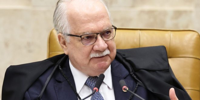 Fachin devolve caso do INSS para Mendonça, mas mantém controle sobre investigação do Master