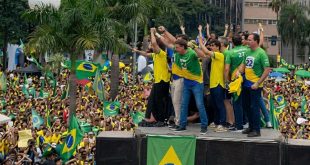 Flávio Bolsonaro termina campanha entre peso de Minas e a força do reduto bolsonarista
