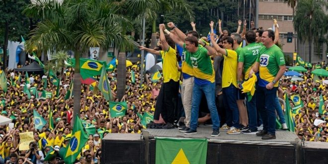 Flávio Bolsonaro termina campanha entre peso de Minas e a força do reduto bolsonarista