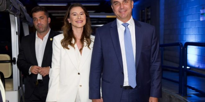 Flávio repete afirmação falsa sobre mesários votarem no lugar de eleitores ausentes