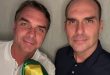 Foragidos da justiça brasileira, Eduardo Bolsonaro e Ramagem posam ao lado de Flávio nos EUA