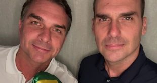 Foragidos da justiça brasileira, Eduardo Bolsonaro e Ramagem posam ao lado de Flávio nos EUA