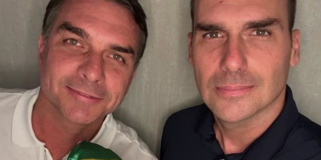 Foragidos da justiça brasileira, Eduardo Bolsonaro e Ramagem posam ao lado de Flávio nos EUA